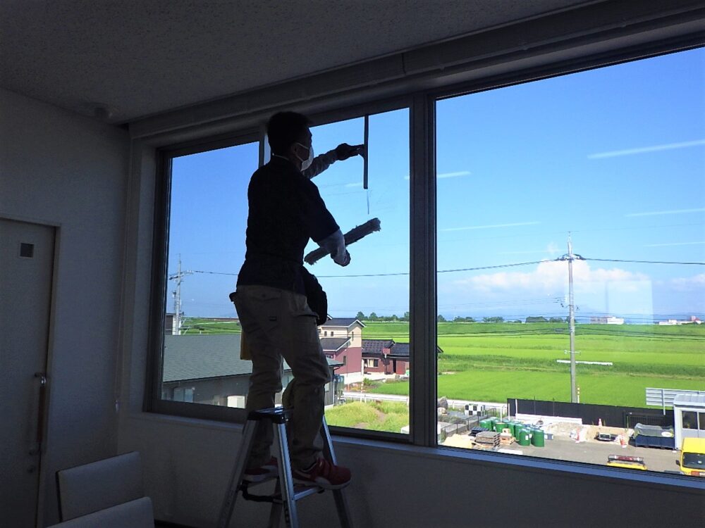 お盆休暇前の大掃除のため、専門業者に窓掃除をしていただきました