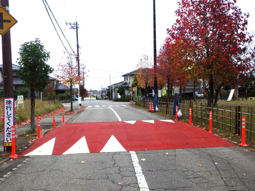 富山県初・ゾーン30プラス道路ハンプ設置の施工を行いました